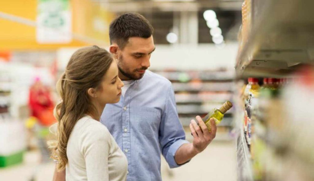 Persone che comprano olio