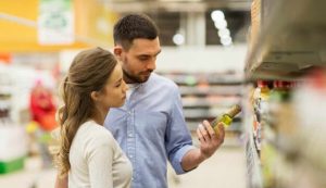 Persone che comprano olio