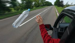Gettare rifiuti dall'auto