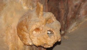 Il misterioso teschio (Nadina - Wikimedia Commons foto, CC BY-SA 3.0) - www.buildingcue.it