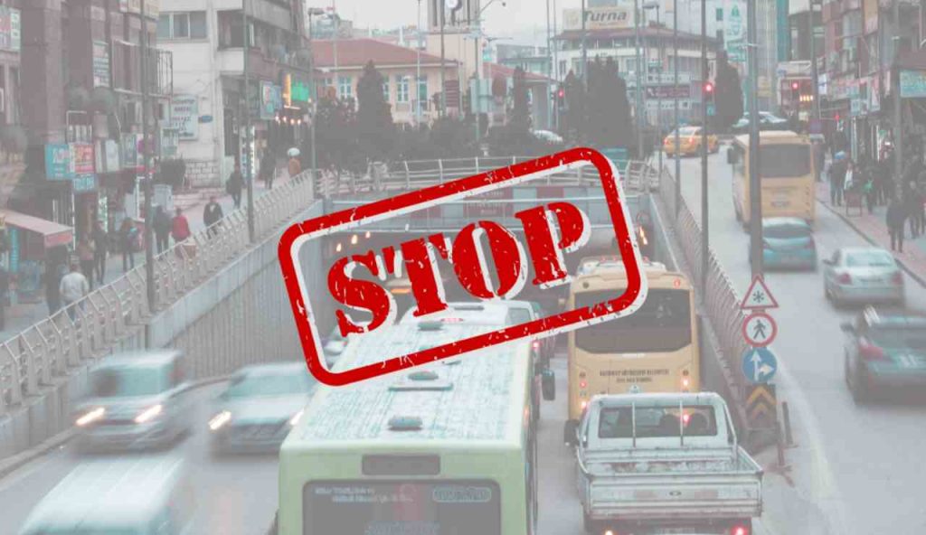 Illustrazione di uno stop alle auto (Canva FOTO) - buildingcue.it