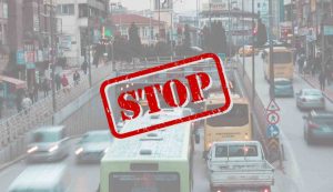 Illustrazione di uno stop alle auto (Canva FOTO) - buildingcue.it