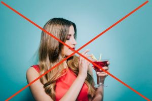 Donna che beve un drink