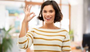 Donna contenta che fa ok
