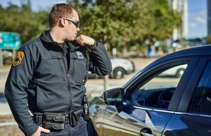 Persona che prende una multa