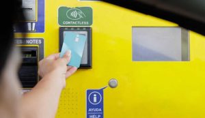 Persona che paga casello