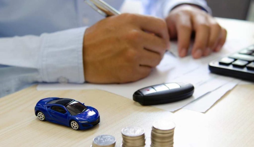 Persona che paga bollo auto