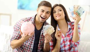 Coppia e soldi risparmiati (Depositphotos foto) - www.buildingcue.it