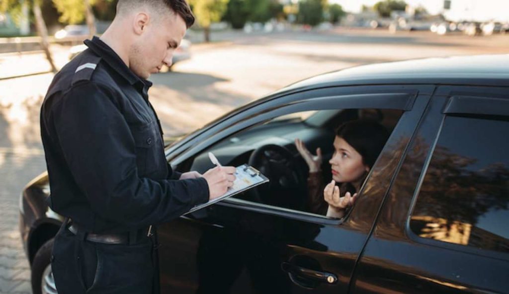 Polizia ferma una donna al volante
