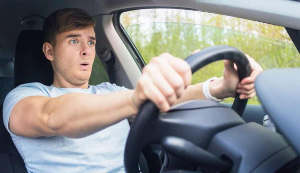 Posto di Blocco, ti ritirano la patente per 8 mesi | Questa macchina è VIETATA: per pagare la multa ti ci vuole un mutuo