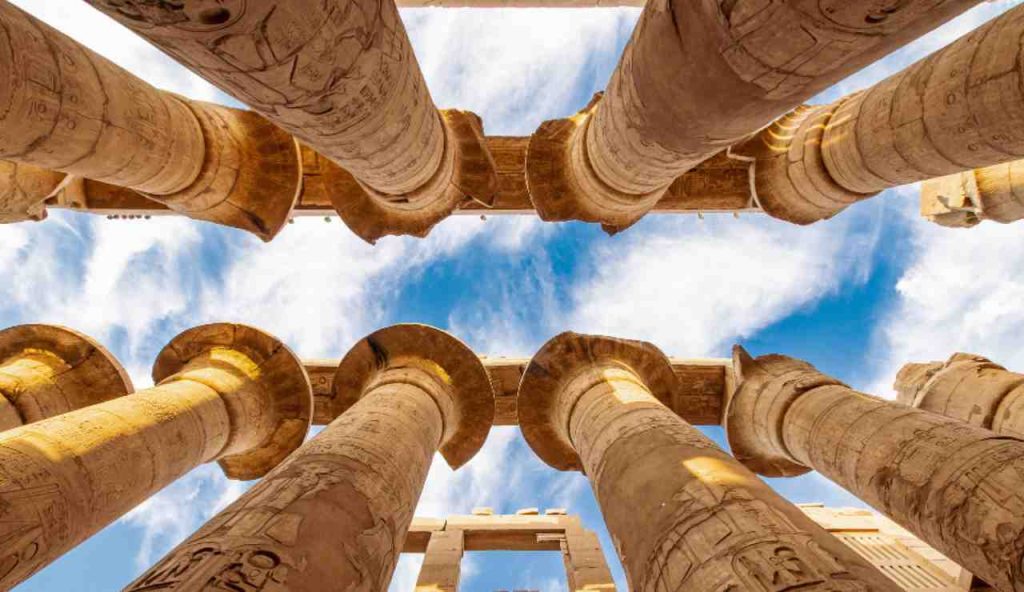 Illustrazione del tempio di Karnak (Canva FOTO) - buildingcue.it