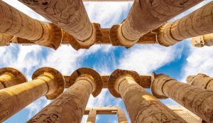 Illustrazione del tempio di Karnak (Canva FOTO) - buildingcue.it