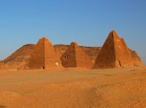 Illustrazione di alcune piramidi del Sudan (canva FOTO) - buildingcue.it