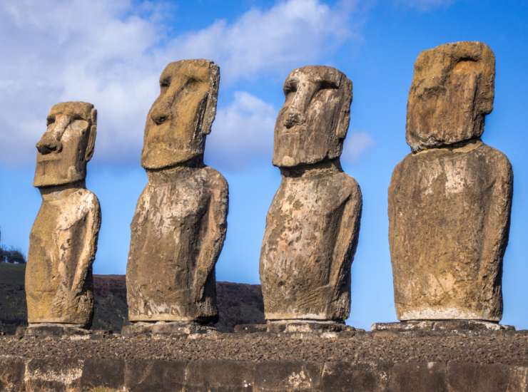 Illustrazione di alcune statue Moai (Canva FOTO) - buildingcue.it