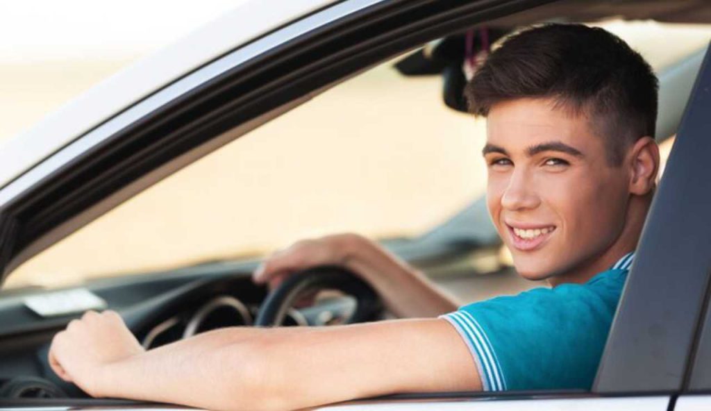 Ragazzino alla guida