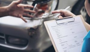 Persona che prende una multa