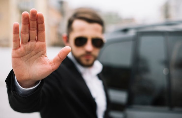 Persona che controlla il traffico