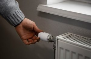 Persona che regola il termosifone