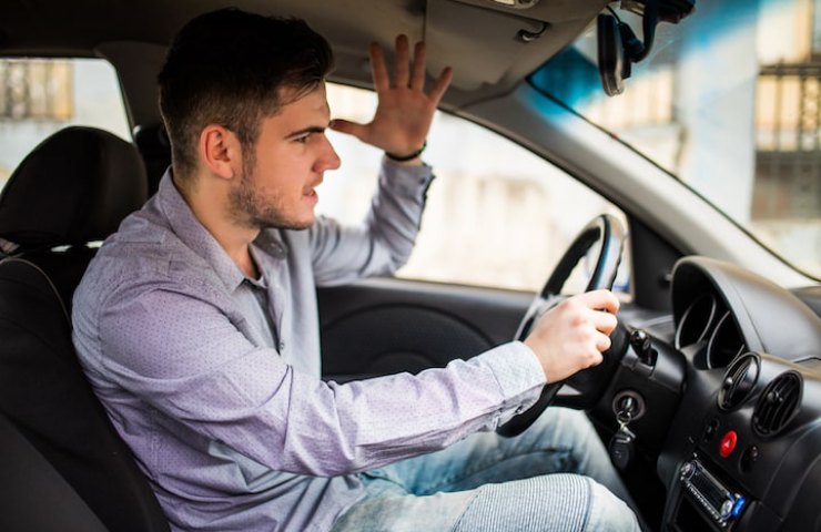 Uomo al volante