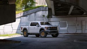 Auto sotto cavalcavia