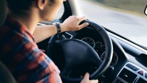 Giovane alla guida