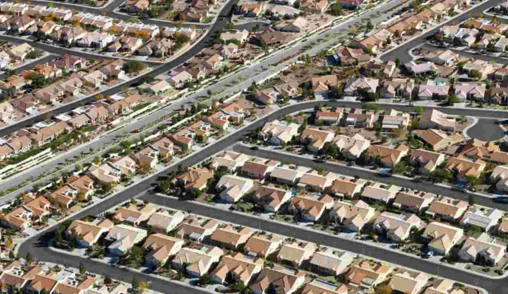 Illustrazione del consumo del suolo (Canva FOTO) - buildingcue.it