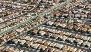 Illustrazione del consumo del suolo (Canva FOTO) - buildingcue.it