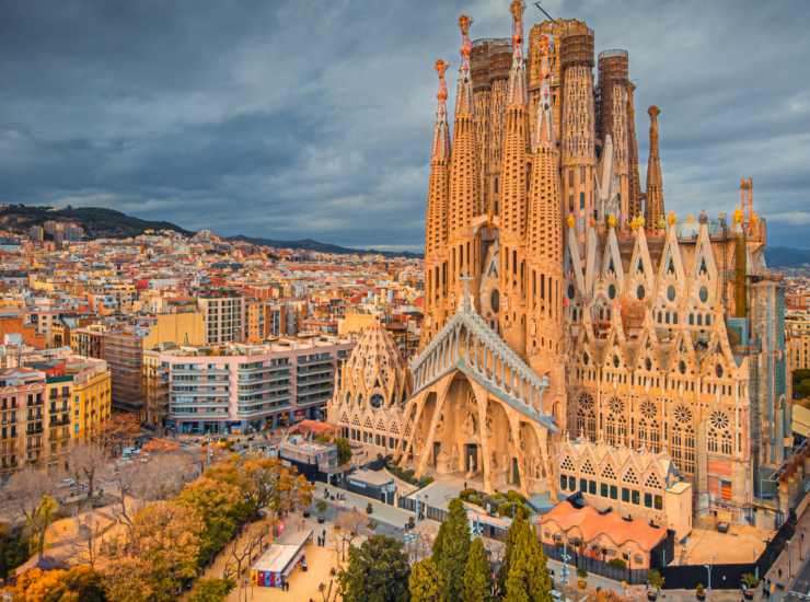 Illustrazione della Sagrada Familia (Canva FOTO) - buildingcue.it