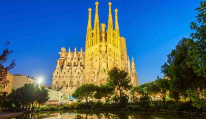 Illustrazione della Sagrada Familia di sera (canva FOTO) - buildingcue.it