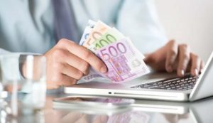 Computer e soldi (Depositphotos foto) - www.buildingcue.it