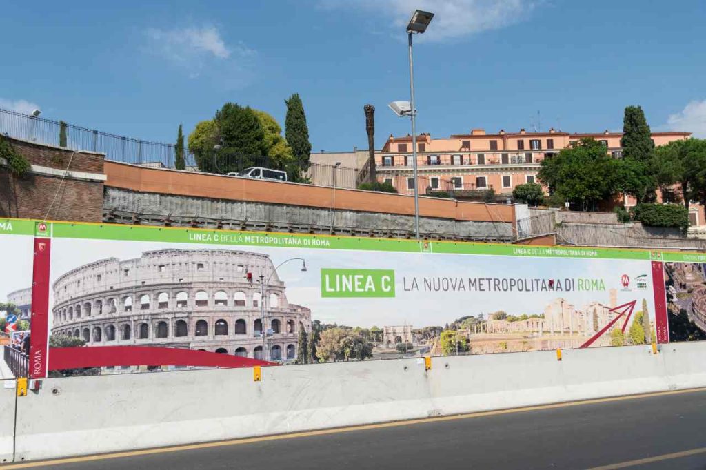 Linea C della metropolitana di Roma: storia, ritardi e il traguardo del Colosseo
